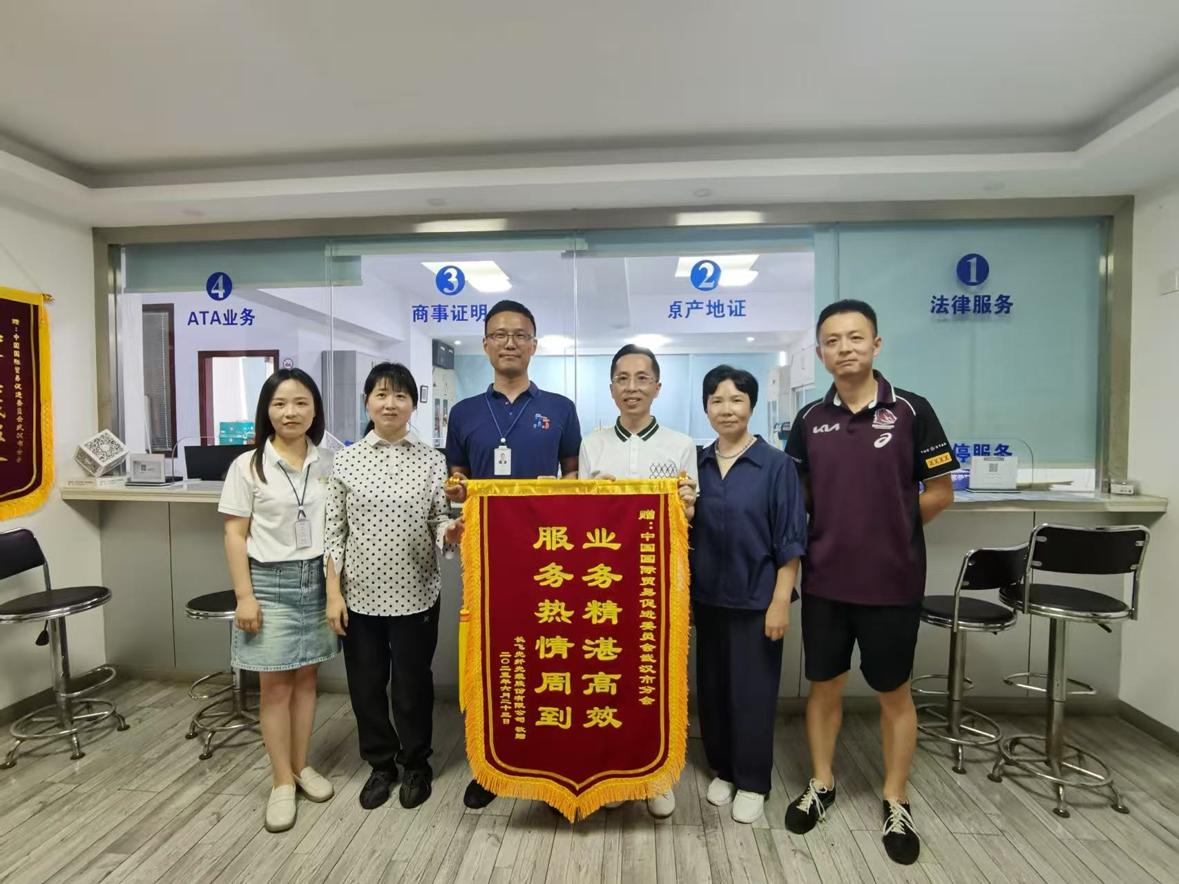 武汉市贸促会全程护航 两家企业市值双双突破千亿大关