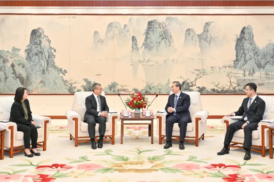 任鸿斌会长会见新加坡律政部长兼内政部第二部长唐振辉一行
